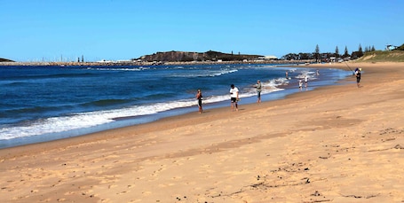 Playa en los alrededores y playa de arena blanca