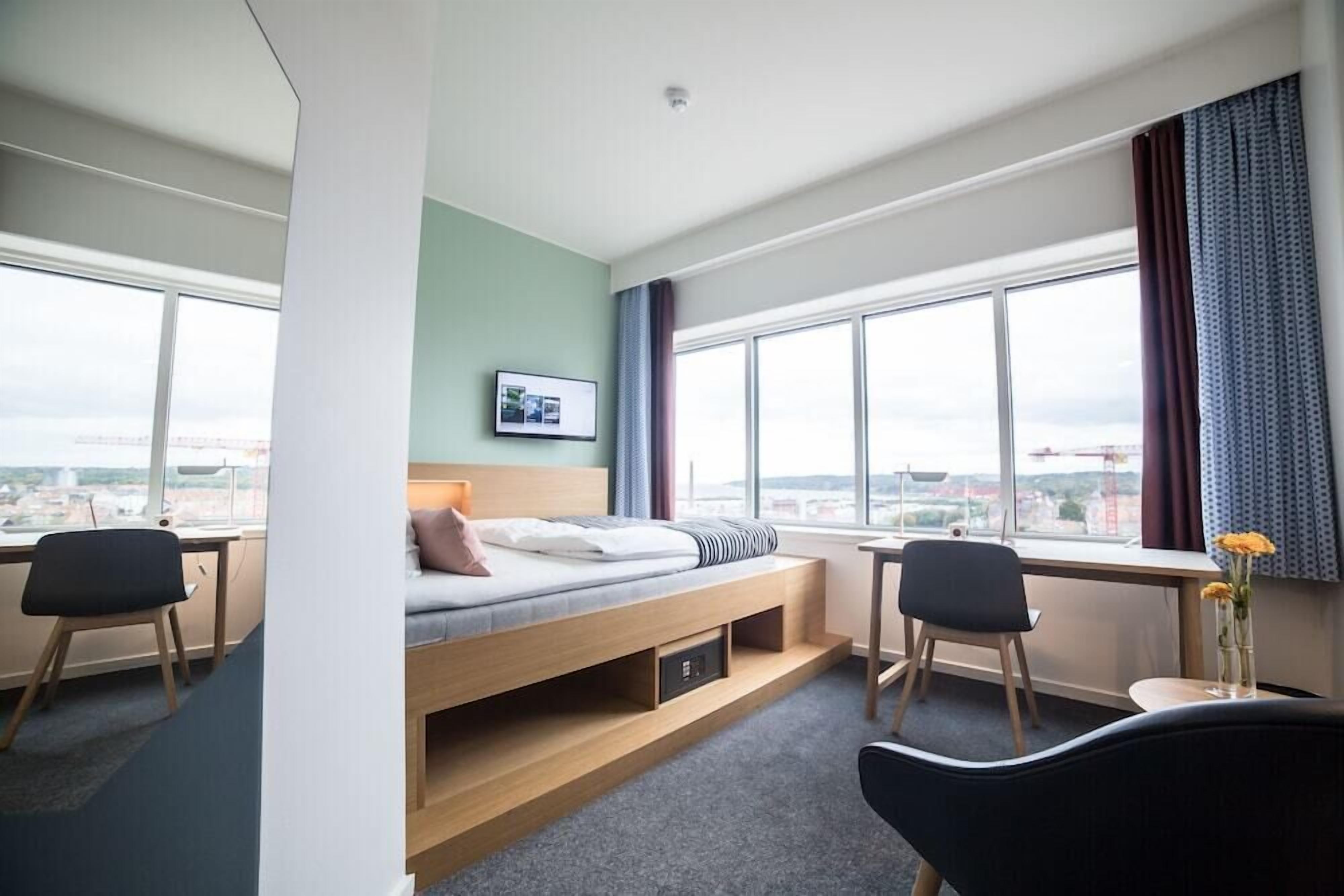 Premium bedding, in-room safe, individually decorated