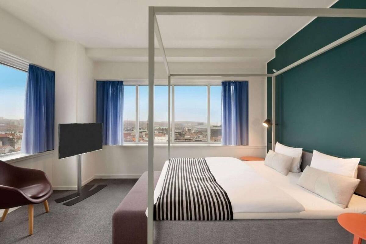 Premium bedding, in-room safe, individually decorated