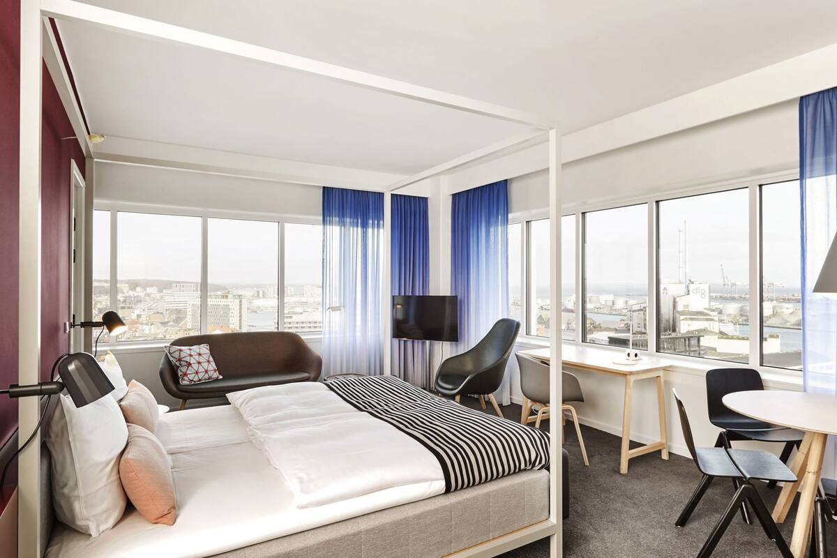 Premium bedding, in-room safe, individually decorated