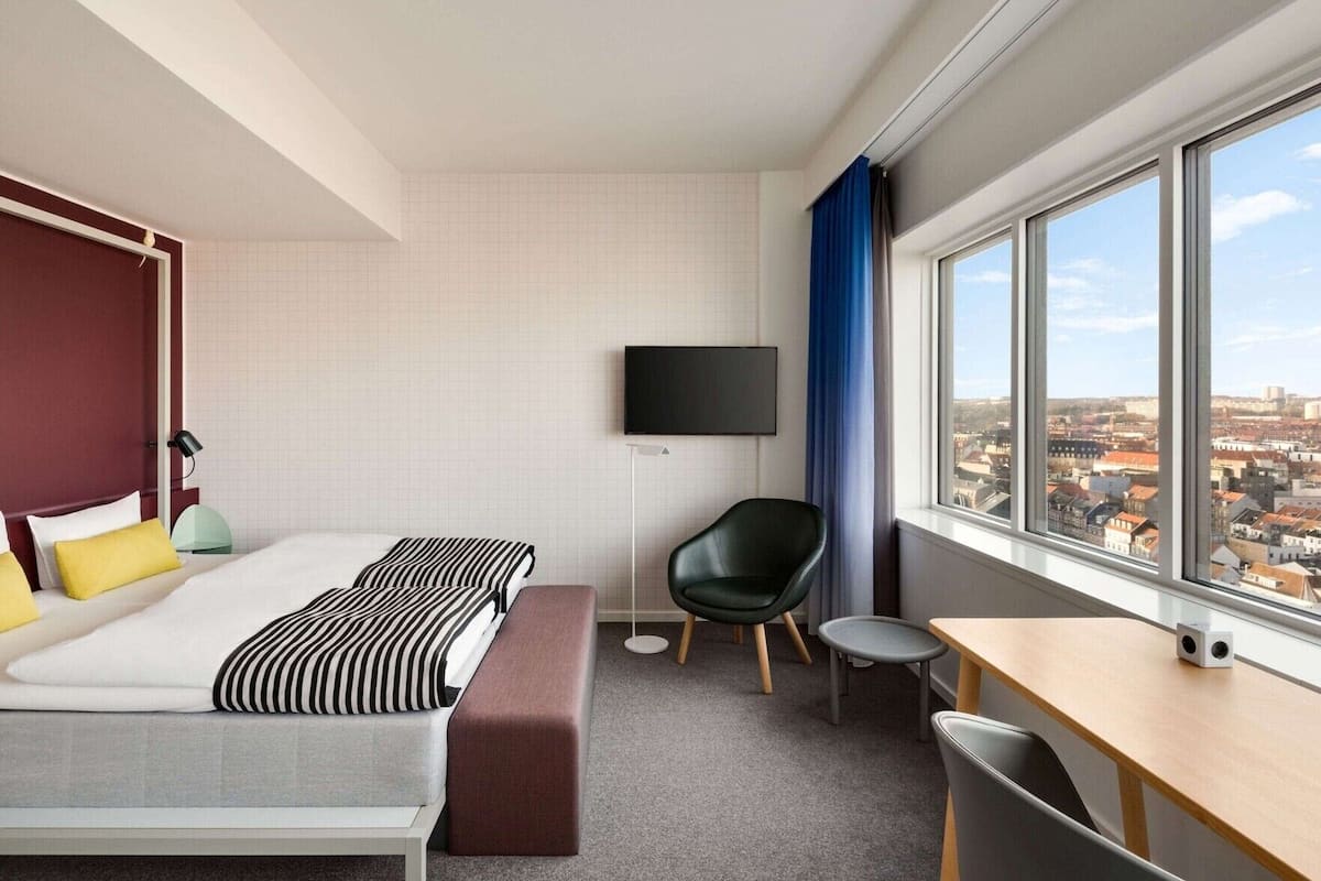 Luxe beddengoed, een kluis op de kamer, een bureau