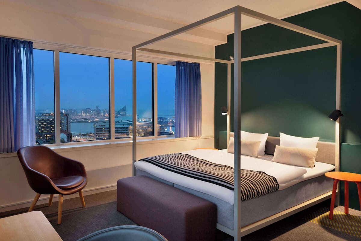 Luxe beddengoed, een kluis op de kamer, een bureau