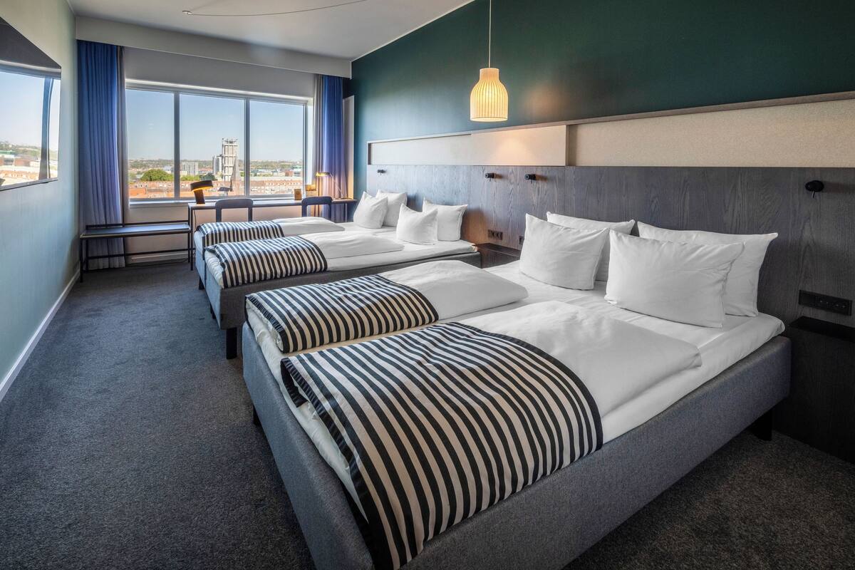 Luxe beddengoed, een kluis op de kamer, een bureau