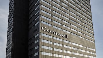 Un edificio alto y moderno con el nombre "Comwell" bien visible en su fachada.