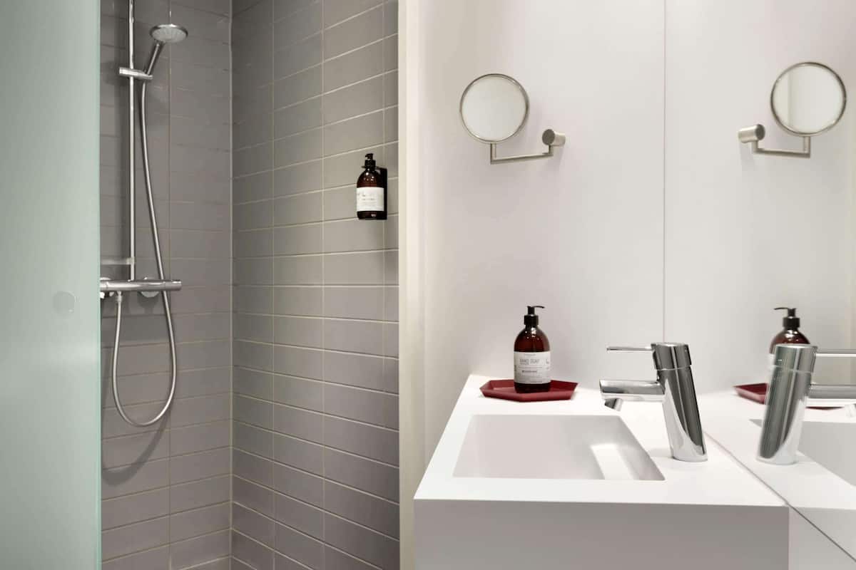 Douche, articles de toilette écologiques, sÚche-cheveux