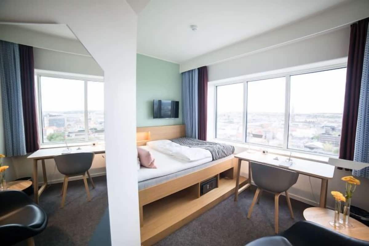 Luxe beddengoed, een kluis op de kamer, een bureau