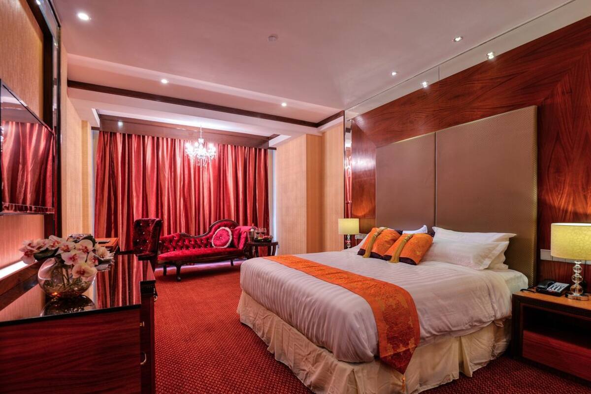 Deluxe Suite, 1 King Bed, Bathtub | Pillowtop beds, minibar, in-room safe, desk