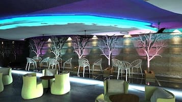 Serve jantar e happy hour