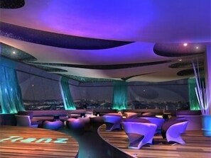 Serviert Abendessen und Happy Hour