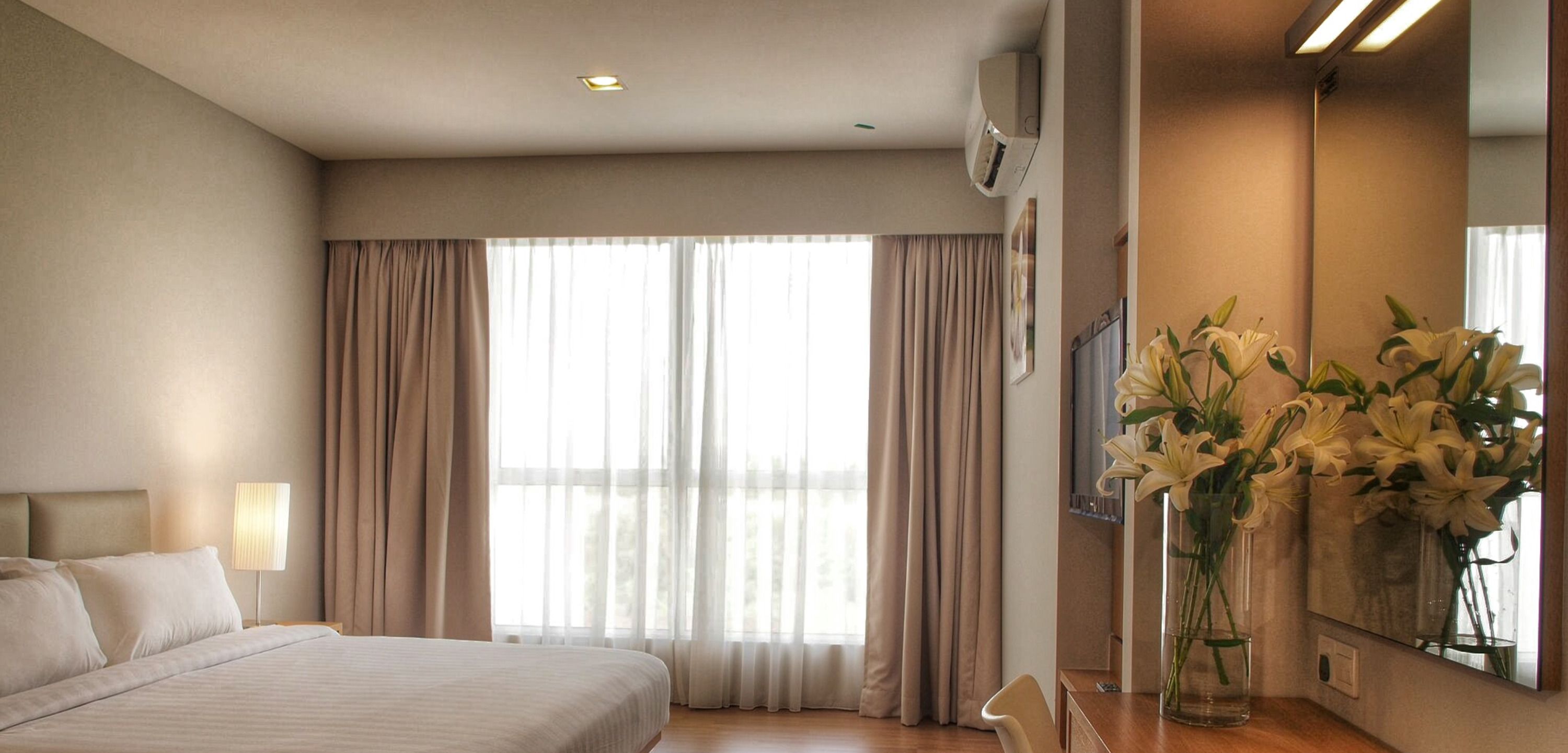 executive deluxe room | minibar, in-room safe, desk, iron/ironing board