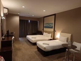 华丽三人房 | 迷你吧、客房内保险箱、办公桌、熨斗/熨衣板