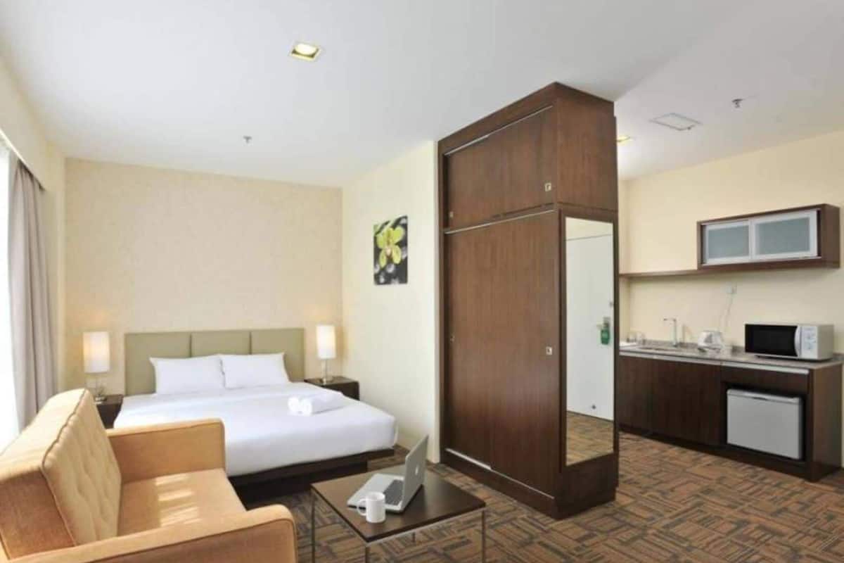 Minibar, in-room safe, desk, iron/ironing board