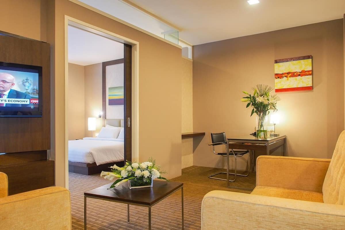 Minibar, in-room safe, desk, iron/ironing board