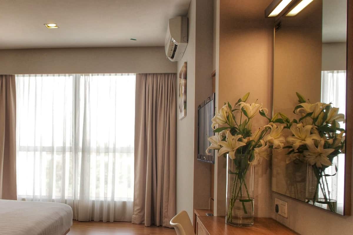 Minibar, in-room safe, desk, iron/ironing board