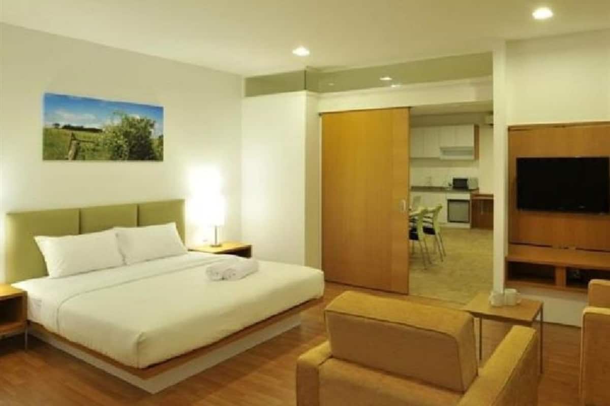 Minibar, in-room safe, desk, iron/ironing board