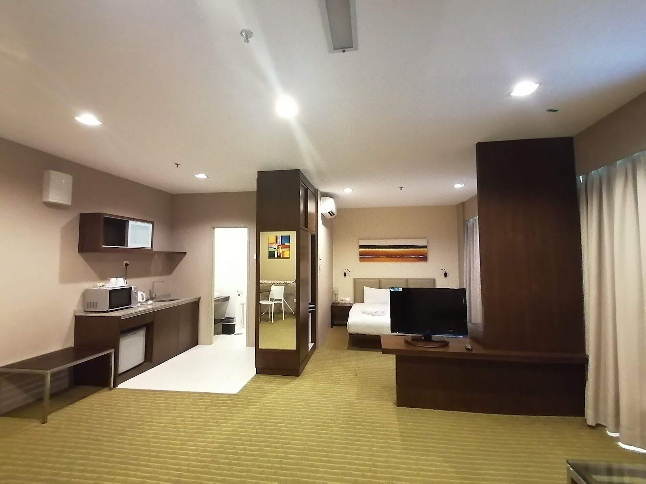 executive deluxe room | private kitchen | microwave, electric kettle