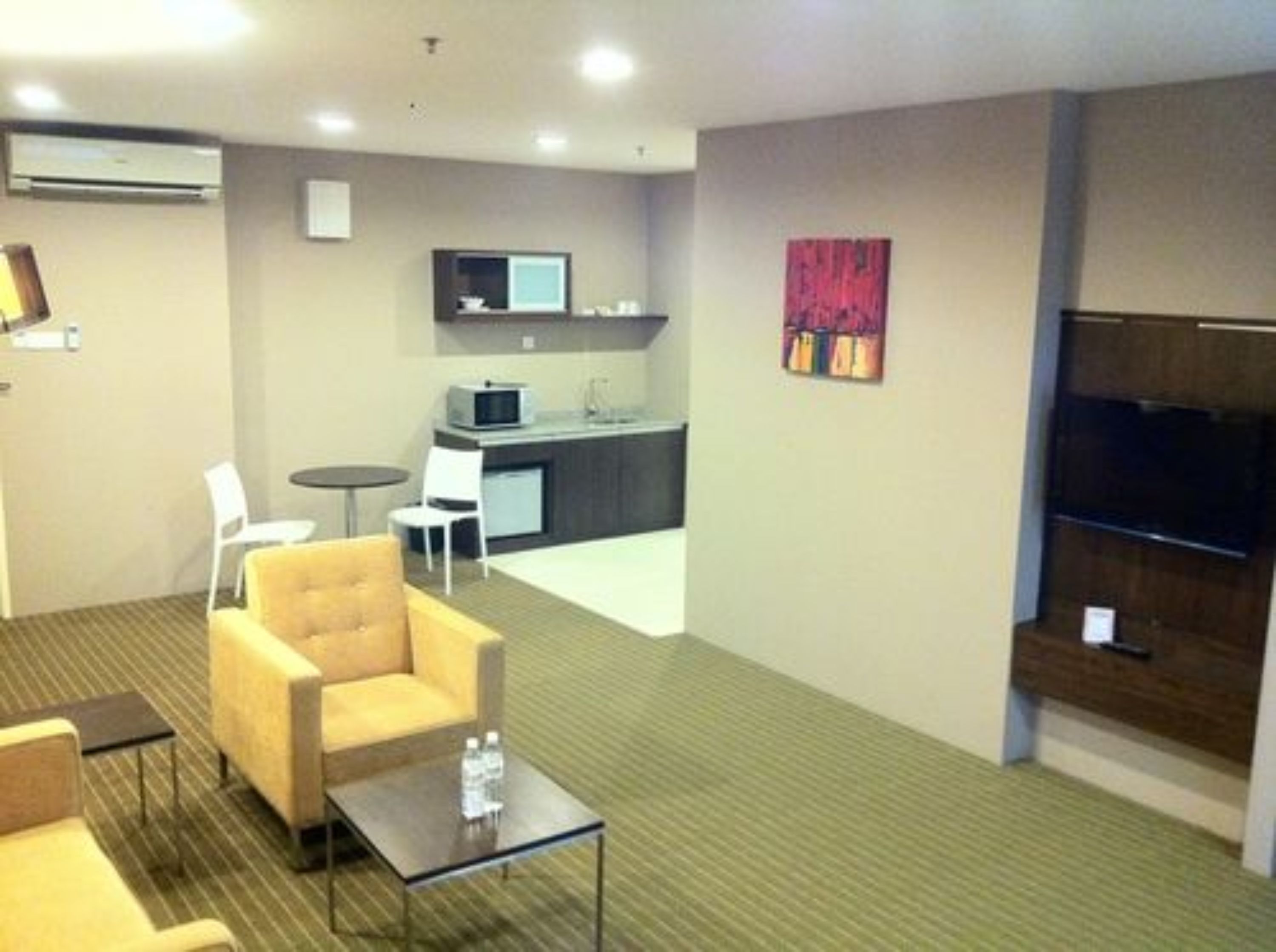suite | living room | flat-screen tv