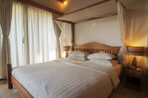 1 غرفة نوم وخزنة داخل الغرفة ومكتب ومكواة/لوح كي