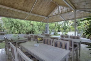 Outdoor dining - The Studio (Seminyak)
