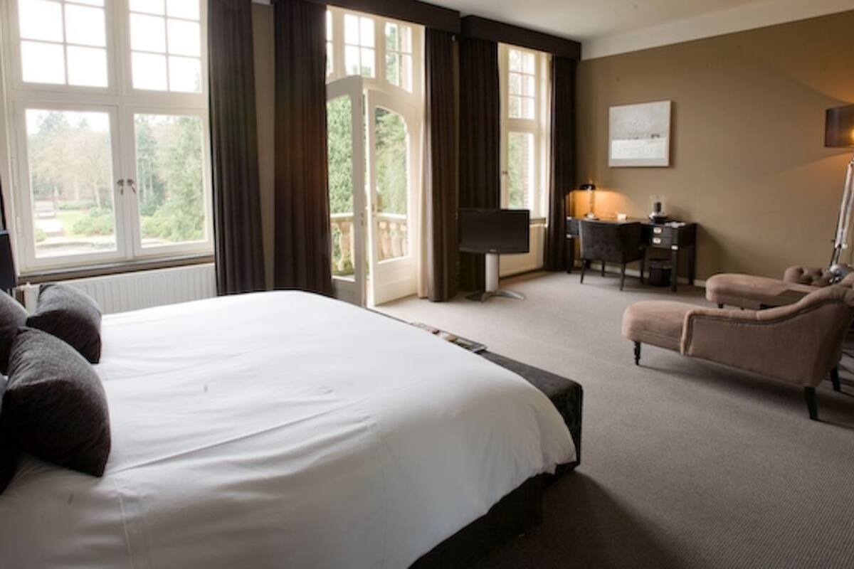 Junior Suite | Premium bedding, down duvets, in-room safe, individually decorated