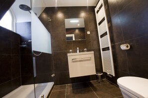 Junior-Suite | Badezimmer | Regendusche, Designer-Toilettenartikel, Haartrockner, Bademäntel