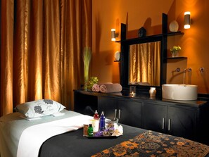 Couples treatment room(s), hot tub, body treatments, hydrotherapy
