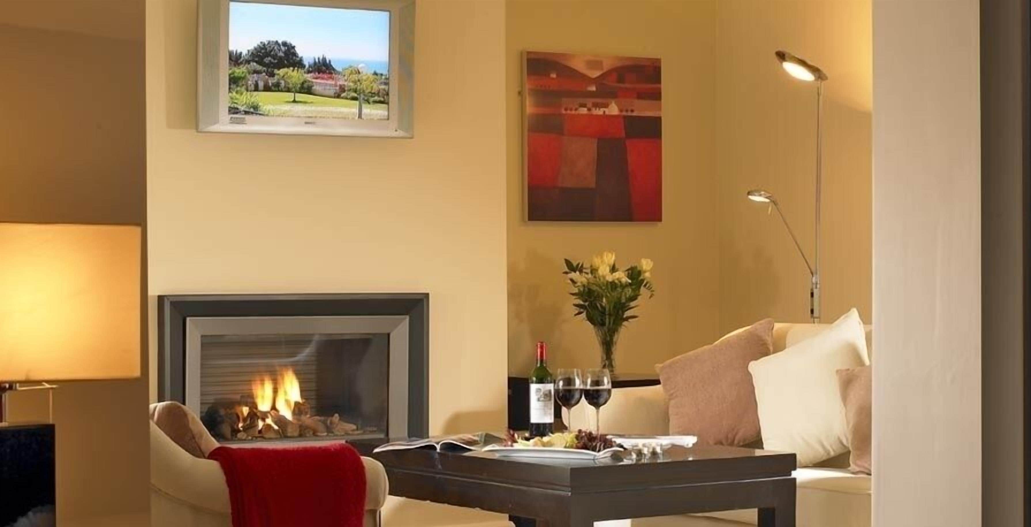 executive suite | living room | 32-inch plasma tv with cable channels, tv