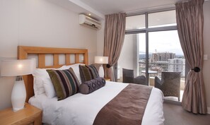 Two Bedroom Apartment: Hydro Park | 1 quarto, cofres nos quartos, individualmente decorados