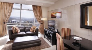 St. One bedroom Apartment : Hydro Park | Sala de estar | TV de tela plana, DVD player