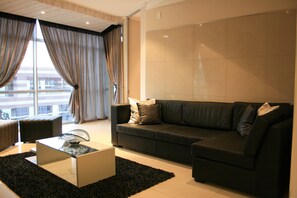 SuperiorTwo Bedroom Apartment Hydro Park | Sala de estar | TV de tela plana, DVD player