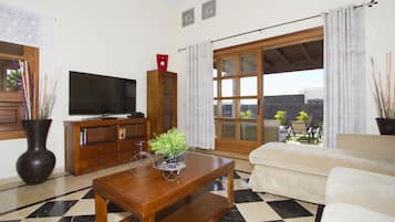 Vil·la Deluxe | Sala d'estar | Televisor intel·ligent de 45 polzades amb canals per satèl·lit