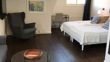 Chambre Quadruple Standard | Bureau, fer et planche à repasser, lits pliants/supplémentaires