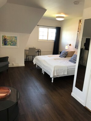 Standaard vierpersoonskamer | Een bureau, een strijkplank/strijkijzer, extra bedden (toeslag)