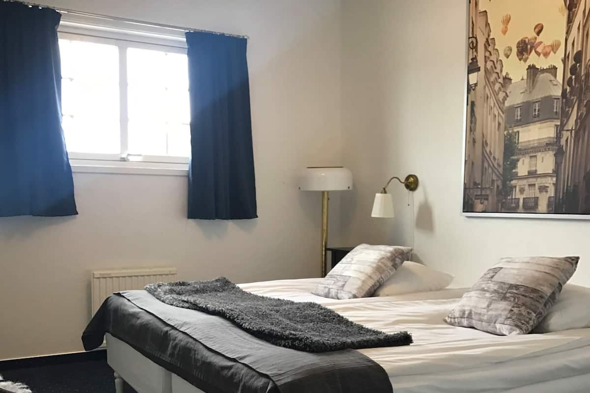 Standaard tweepersoonskamer | Een bureau, een strijkplank/strijkijzer, extra bedden, gratis wifi