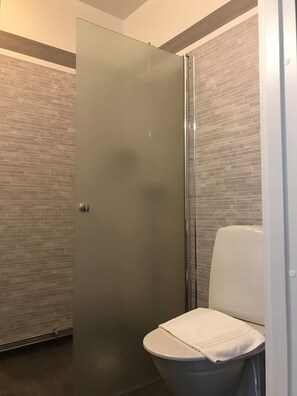 Articles de toilette (gratuits), séchoir à cheveux, serviettes fournies