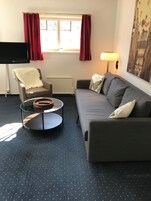 Escritorio, tabla de planchar con plancha y camas plegables/adicionales 