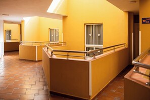 A corridor with yellow walls and a herringbone tile floor. - Hotel Villa de Adeje Beach (Adeje)