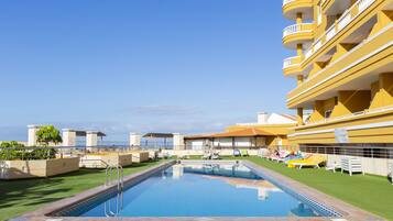 2 utomhuspooler, parasoller och solstolar