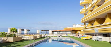 2 Außenpools, Sonnenschirme, Liegestühle