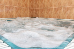 Indoor spa tub