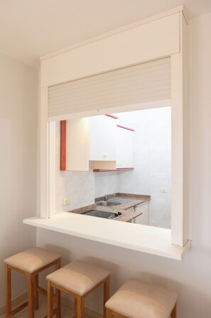 Fridge, stovetop, cookware/dishes/utensils - Hotel Villa de Adeje Beach (Adeje)