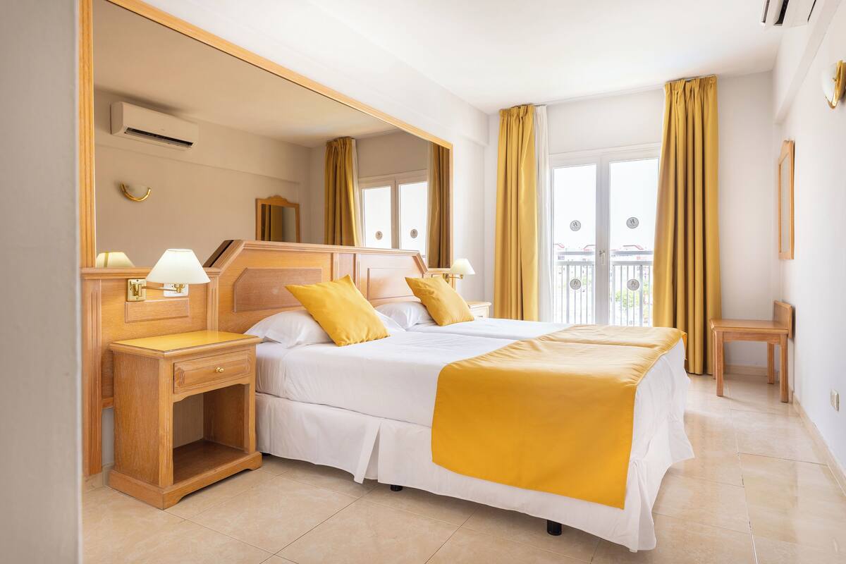 Blackout curtains, travel cot, WiFi, bed sheets