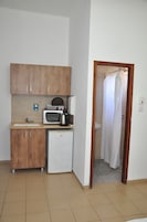 Refrigerador, microondas, tetera/pava eléctrica, utensilios de cocina
