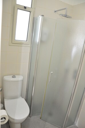 淋浴设施、免费洗浴用品、吹风机、毛巾