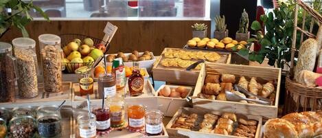 Petit déjeuner buffet (13.90 EUR par personne)