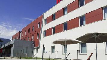 Piscina a l'aire lliure de temporada (horari: 10:00-21:00) i gandules