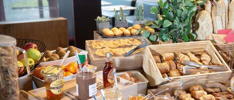 อาหารเช้าแบบบุฟเฟ่ต์ทุกวัน (EUR 13.90 ต่อคน)