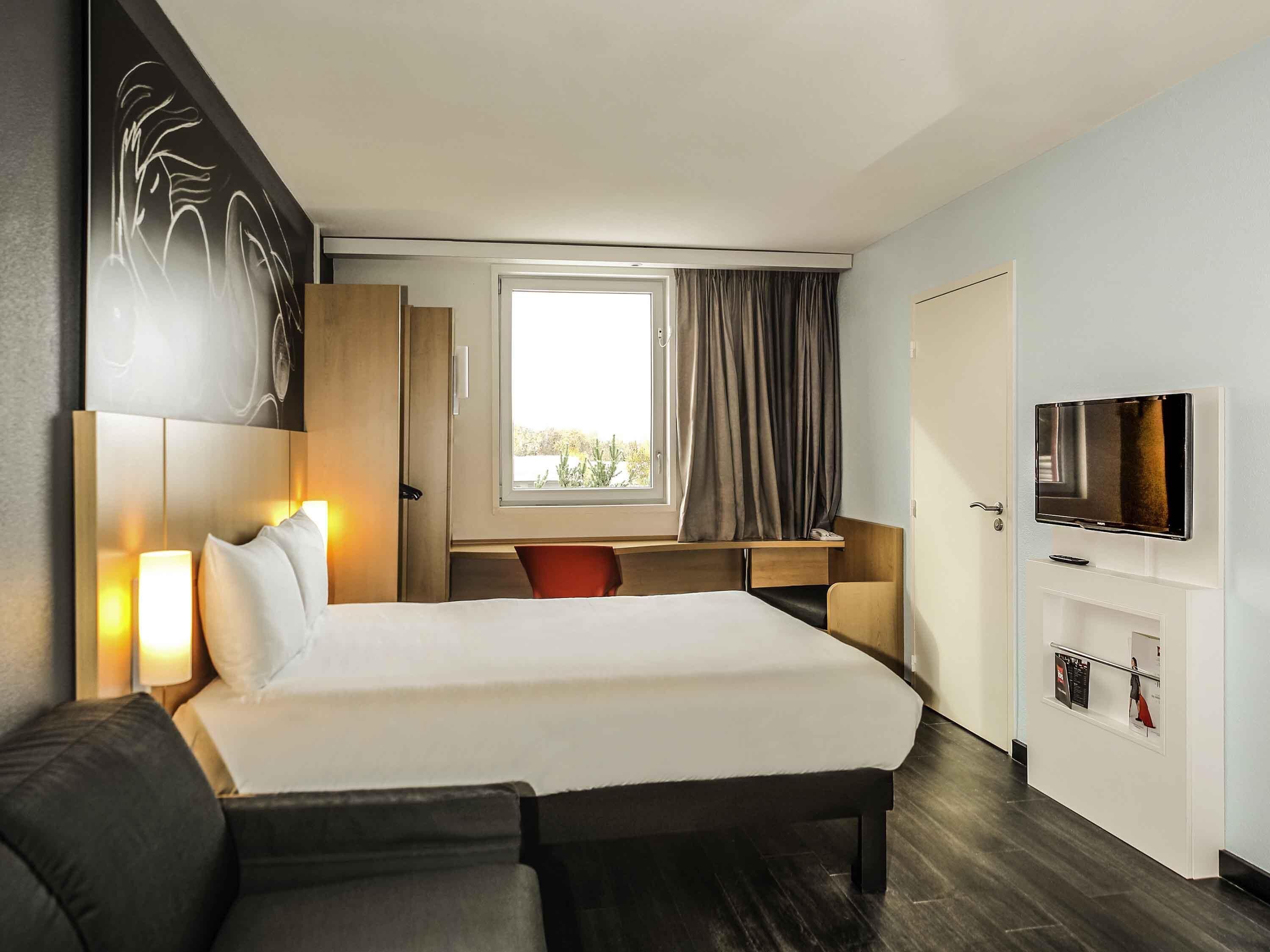 Escritorio, sistema de insonorización y tabla de planchar con plancha 