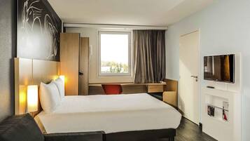 Työpöytä, äänieristys, silitysrauta/-lauta, ilmaiset vauvansängyt