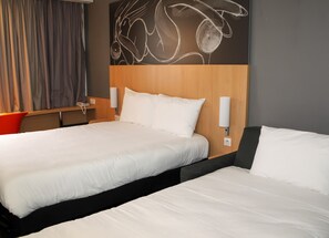 Classic Twin Room, 2 Single Beds | Desk, soundproofing, iron/ironing board, free cots/infant beds - ibis Saint Genis Pouilly Genève (Saint-Genis-Pouilly)